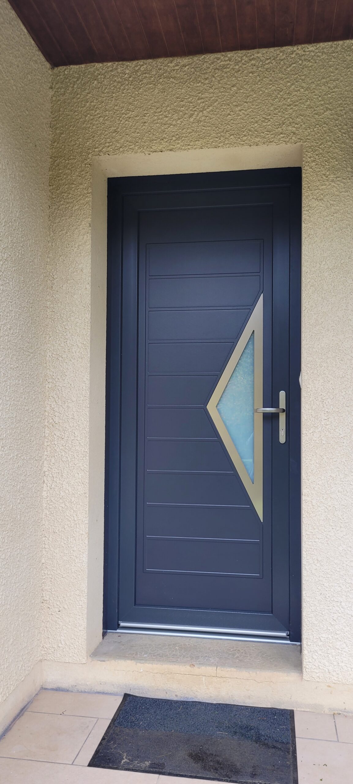 Porte d'entrée pvc avec panneau moderne installée à Saint Priest Les Fougères par Menuiseries Gauthier