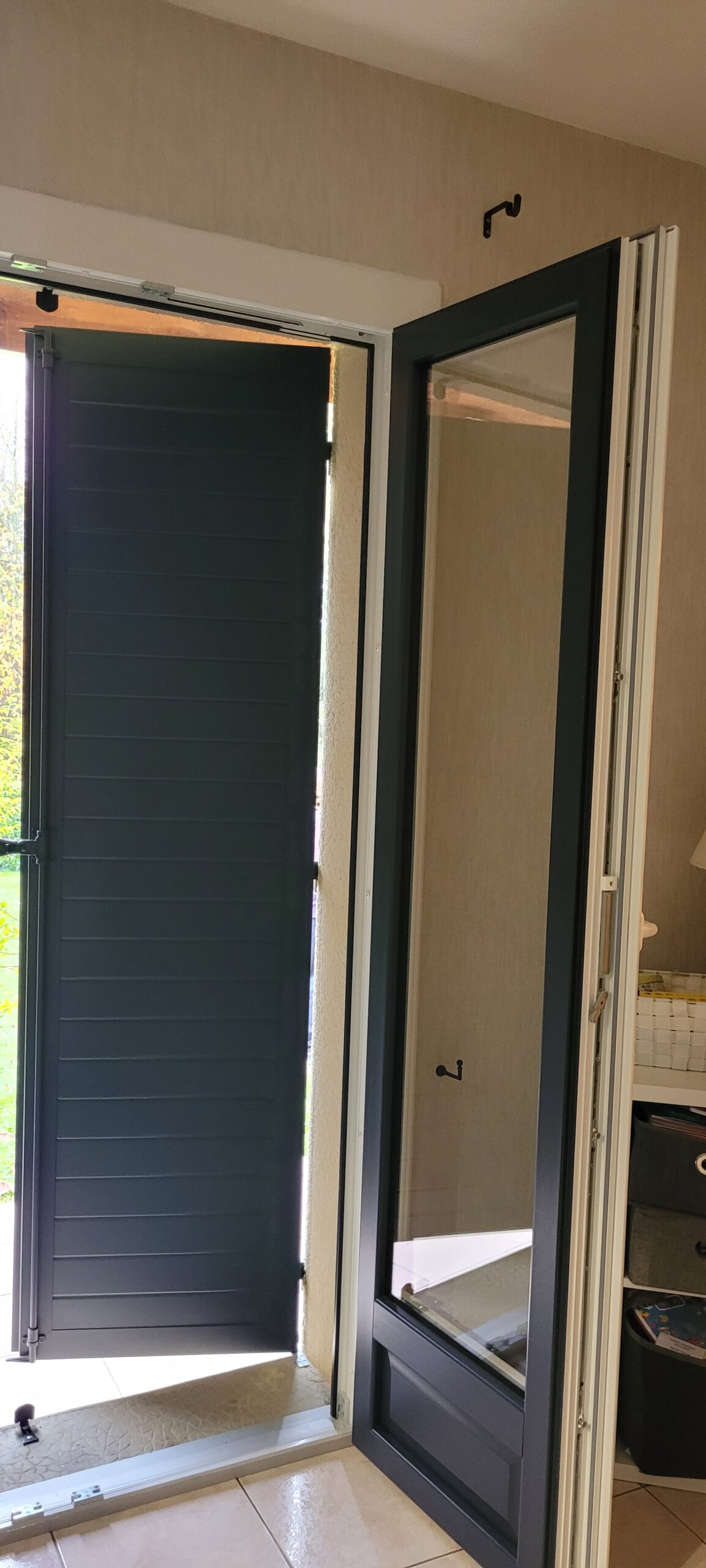 Portes fenêtres pvc bicolore installée par Menuiseries Gauthier à THIVIERS