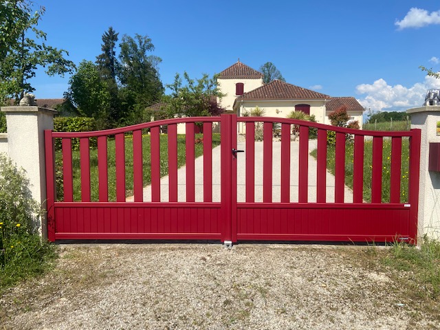 Portail 2 battants en aluminium à St Priest Les Fougères installé par Menuiseries Gauthier