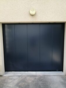Porte de garage sectionelle installée à Miallet par Menuiseries Gauthier