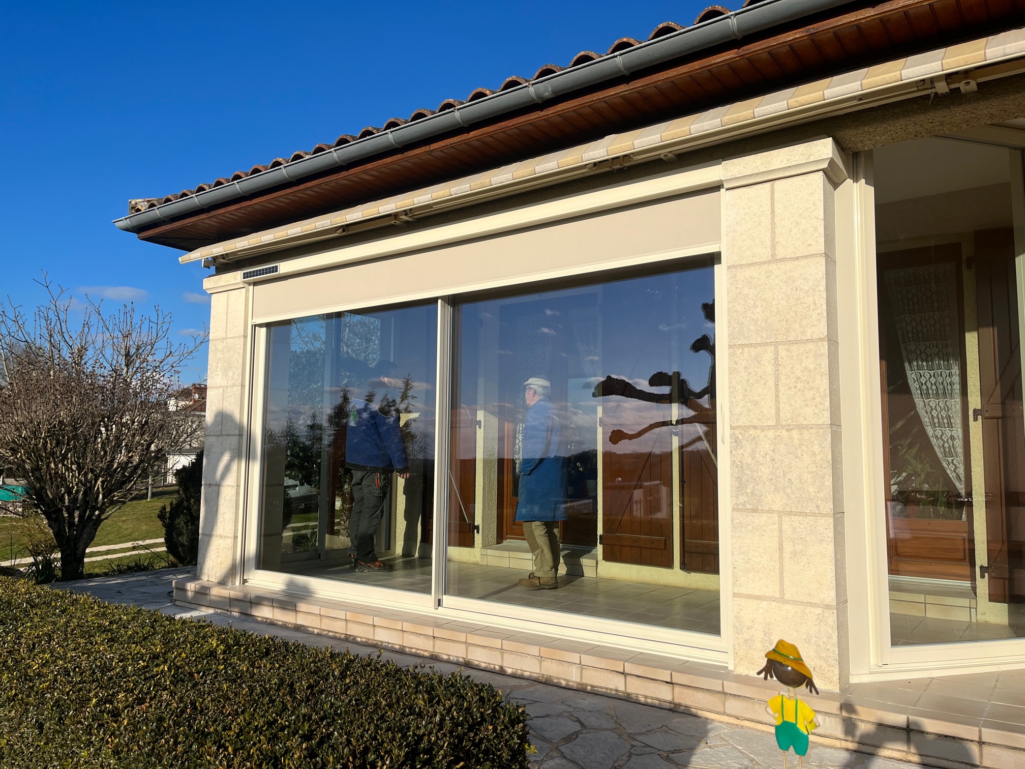 Fermeture de terrasse avec coulissant aluminium et store solaire ID zip installé à Thiviers par Menuiseries Gauthier