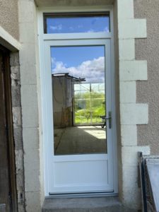 porte d'entrée en pvc blanc avec vitrage pour plus de clarté, imposte fixe en pvc blanc. Chantier réalisé à Thiviers