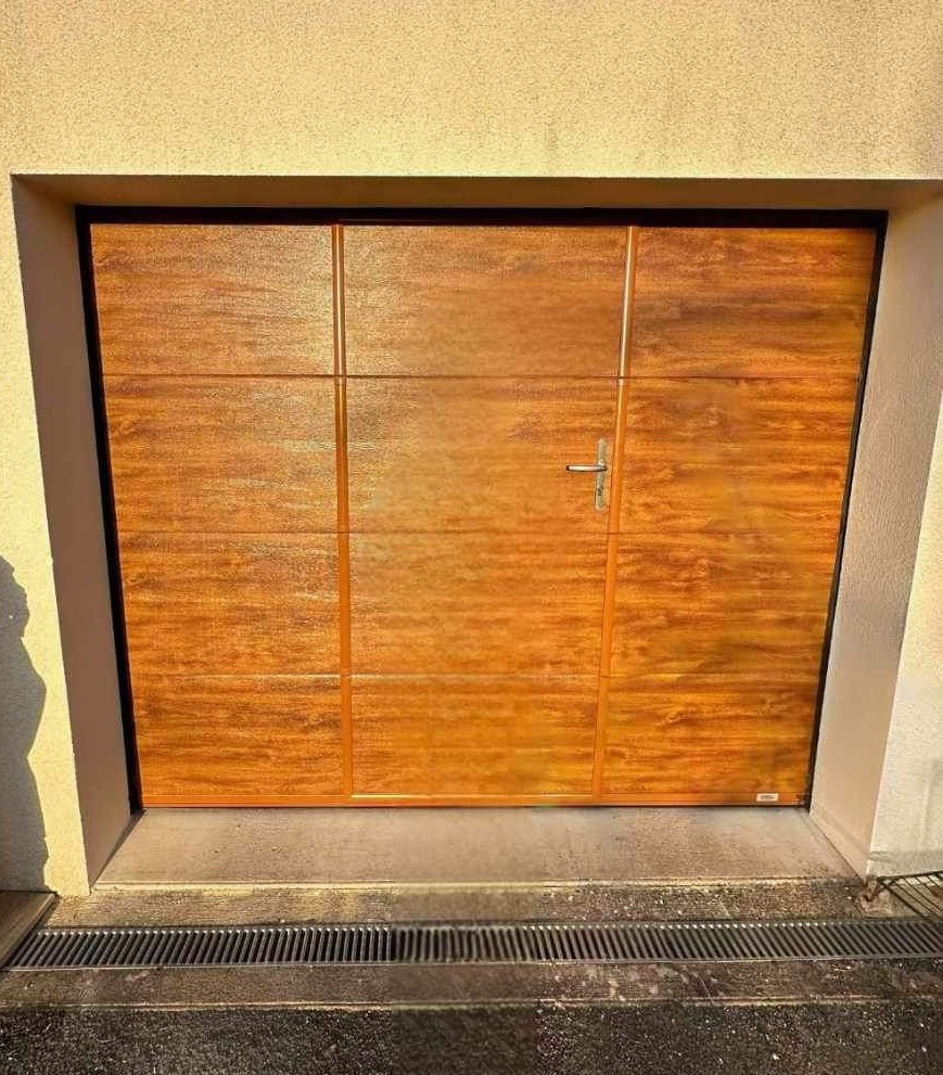 Porte de garage sectionnelle en acier avec portillon intégré, chantier réalisé à MIALET.